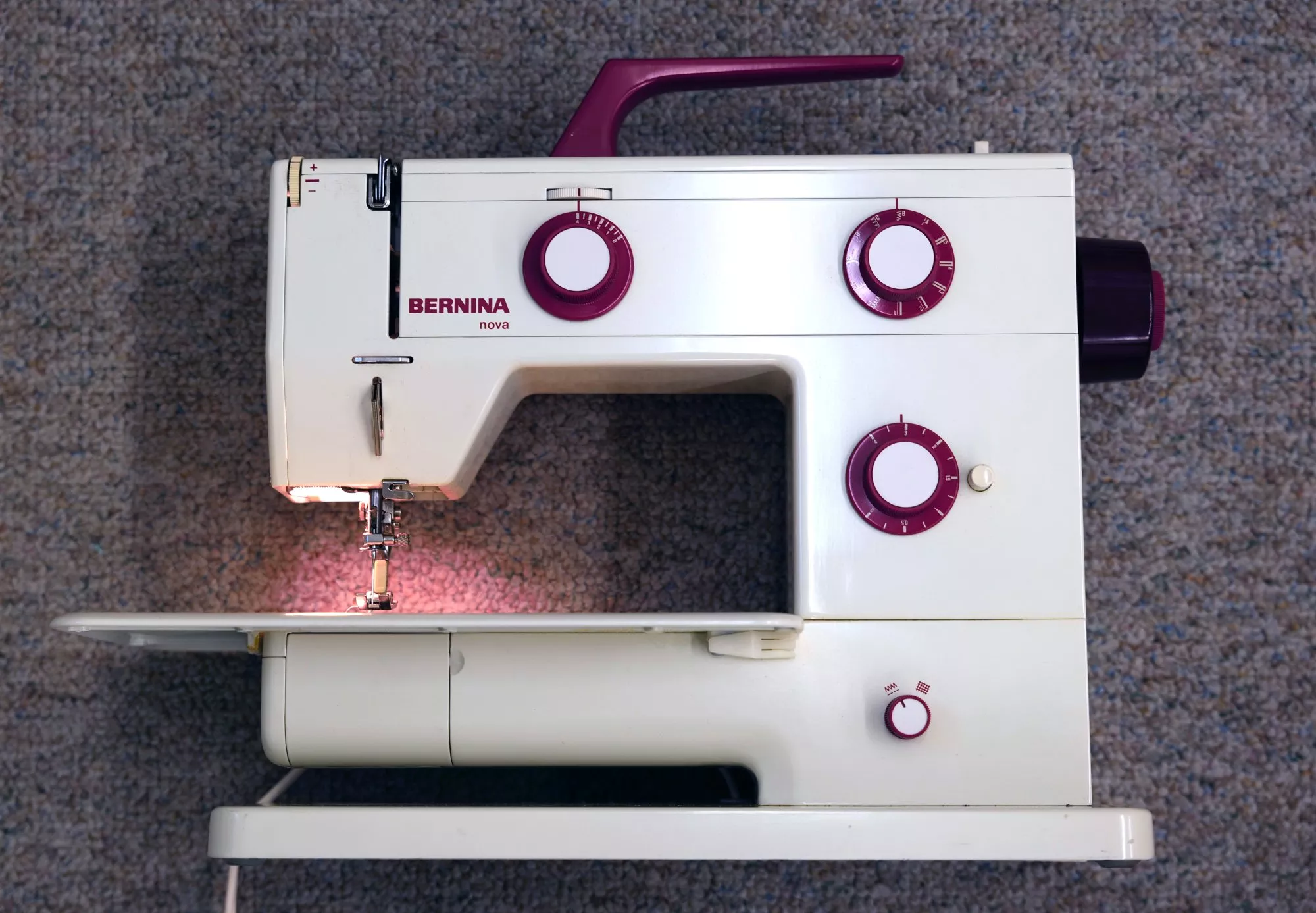 Bernina NOVA 900 Red Edition