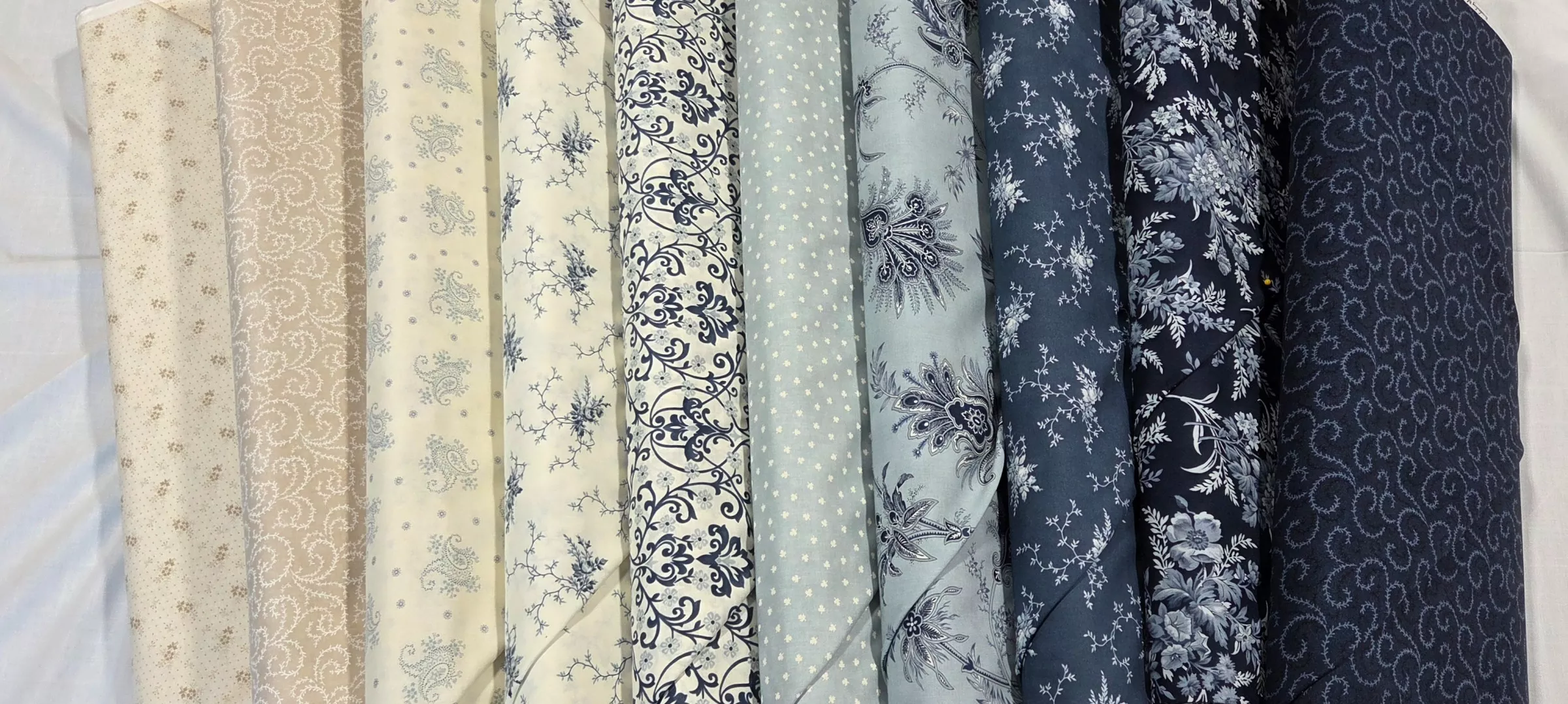 Breathtaking Blues : (10) Fat Quarter Bundle I - 3 Sisters