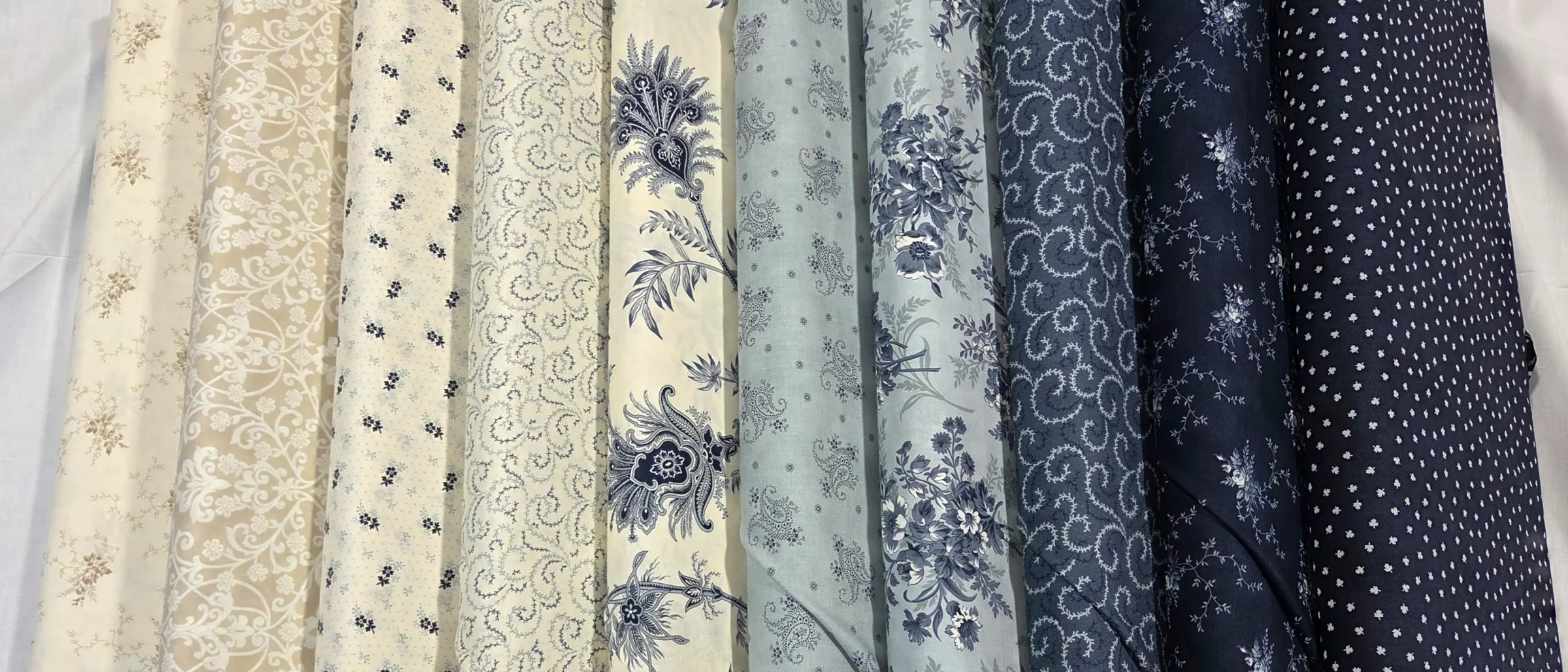 Breathtaking Blues : (10) Fat Quarter Bundle II - 3 Sisters