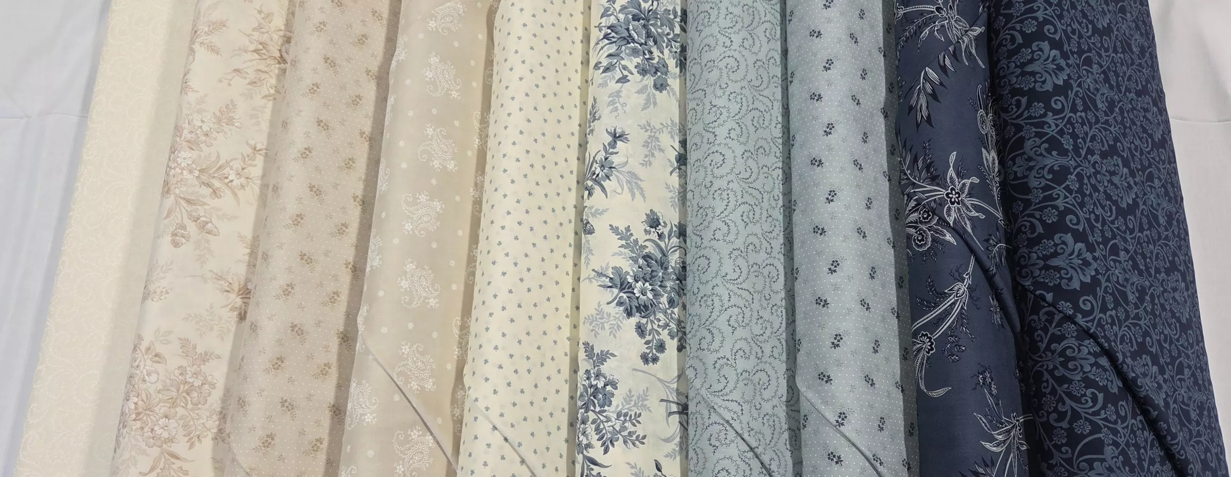 Breathtaking Blues : (10) Fat Quarter Bundle III - 3 Sisters