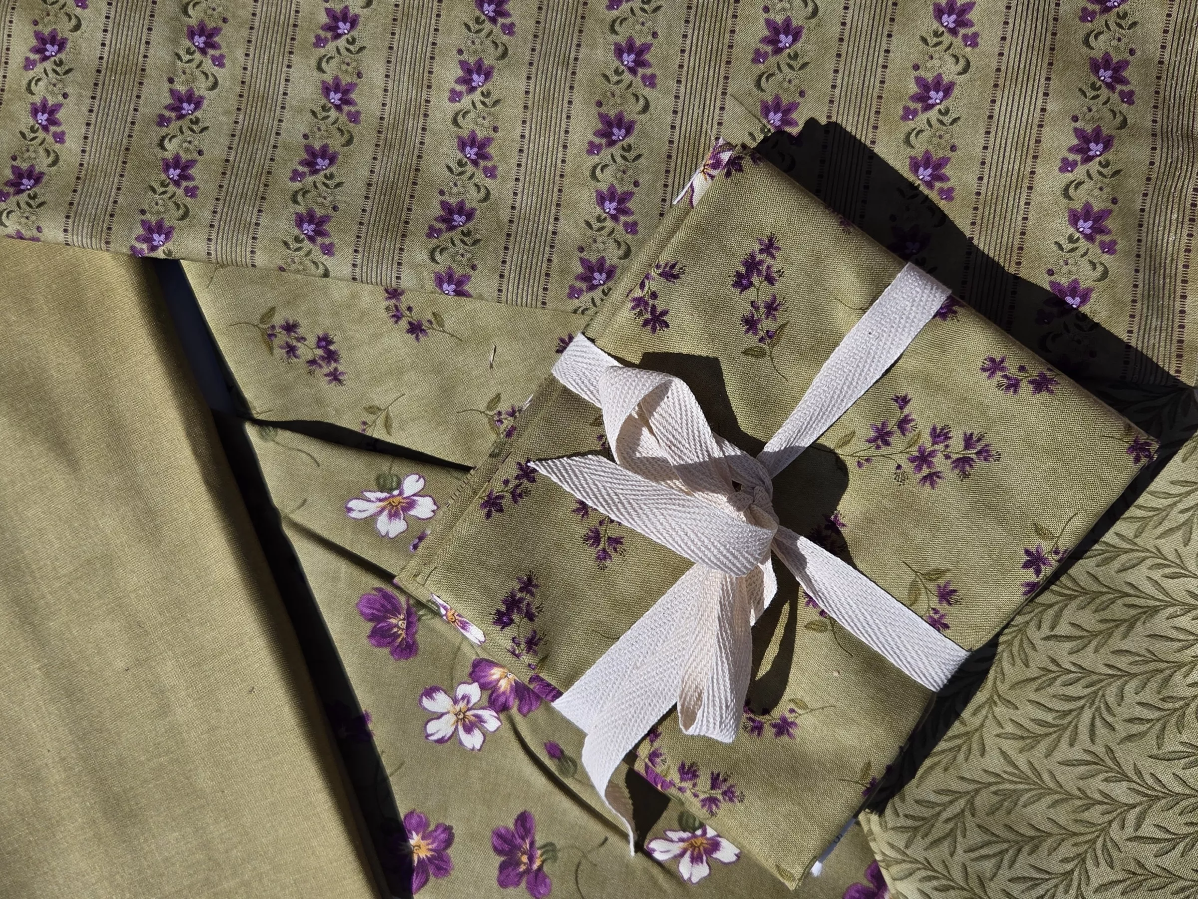 Collections Essence : (5) Fat Quarter Bundle - Clover
