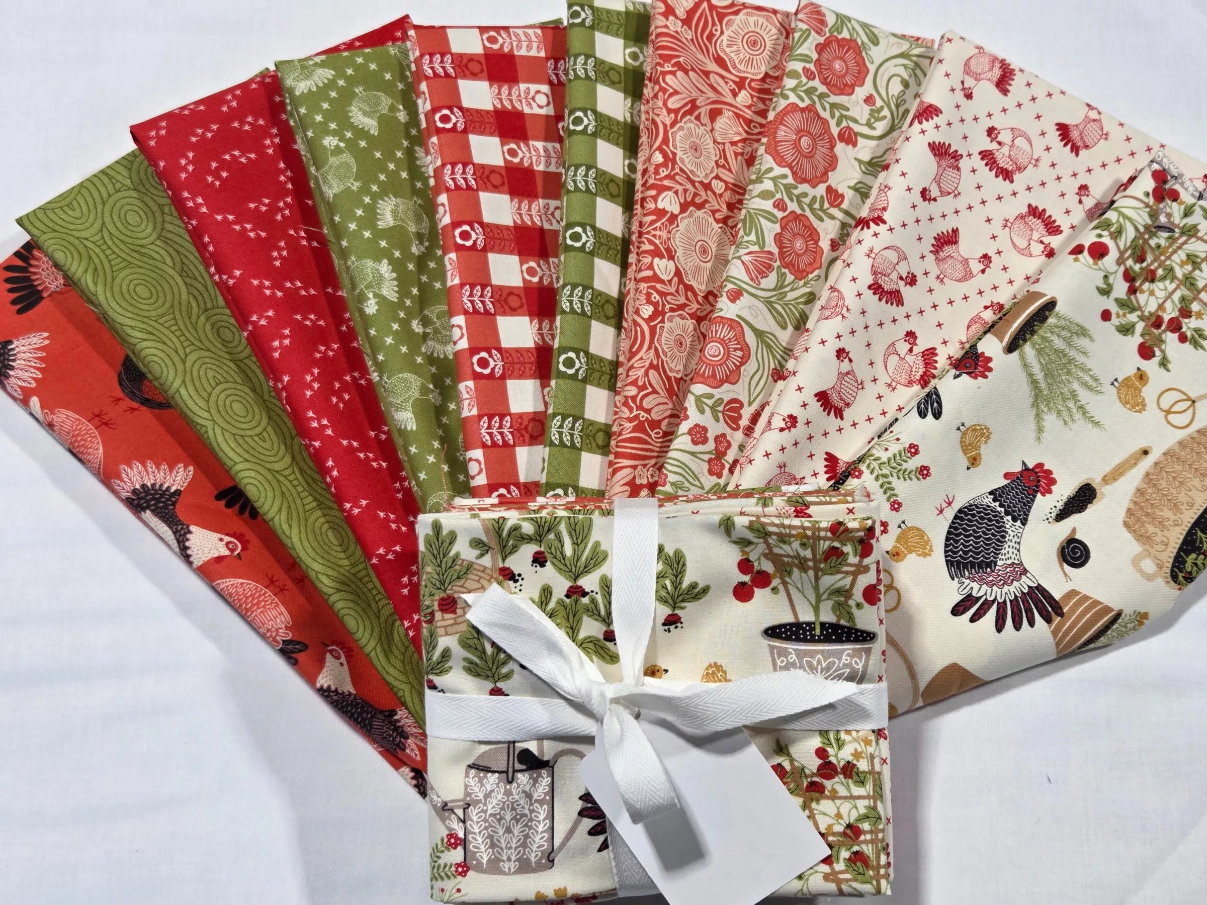 The Henhouse : (10) Fat Quarter Bundle Red/Green - Gingiber