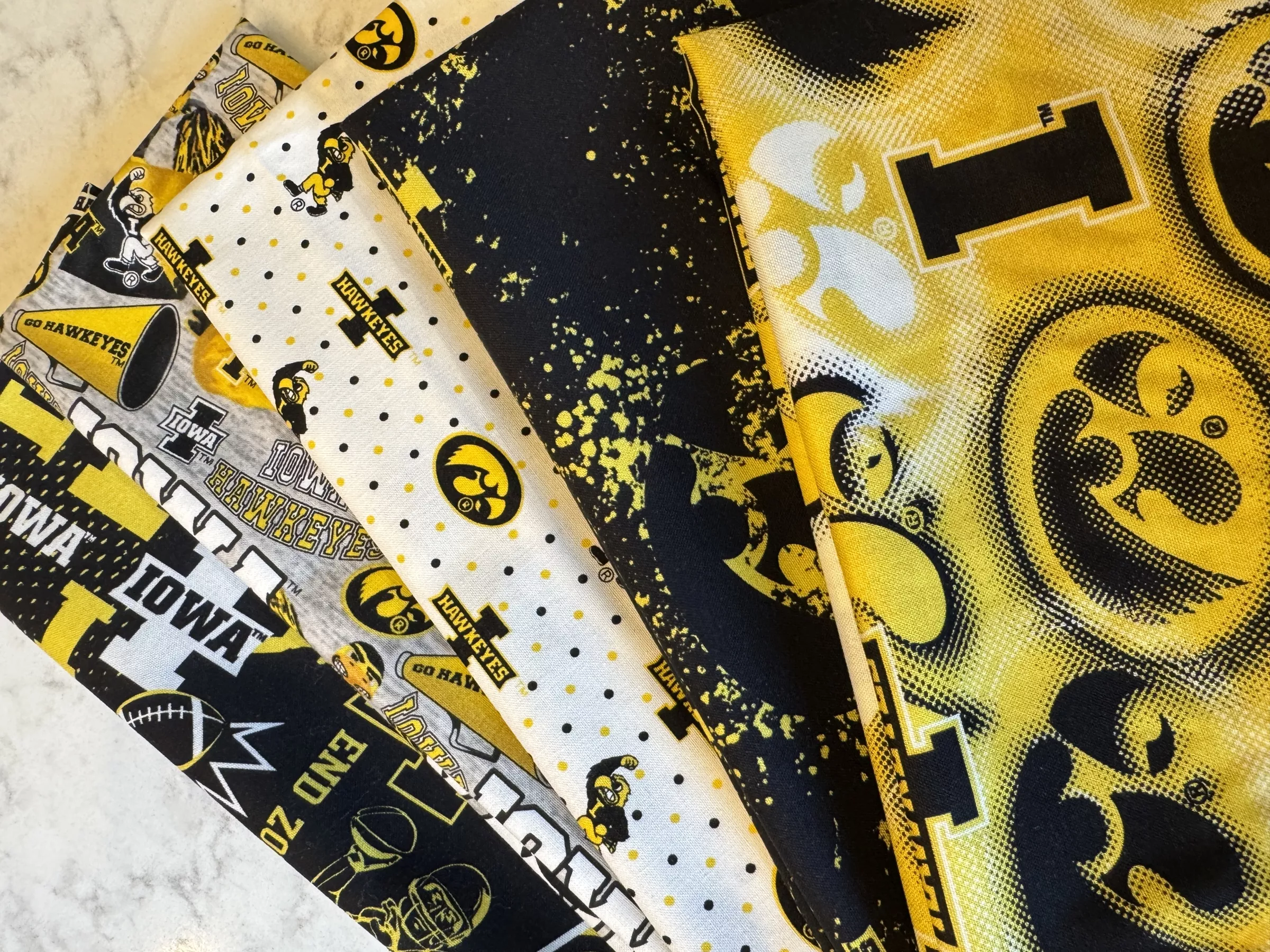 Iowa Hawkeyes : (5) Fat Quarter Bundle I - #711333