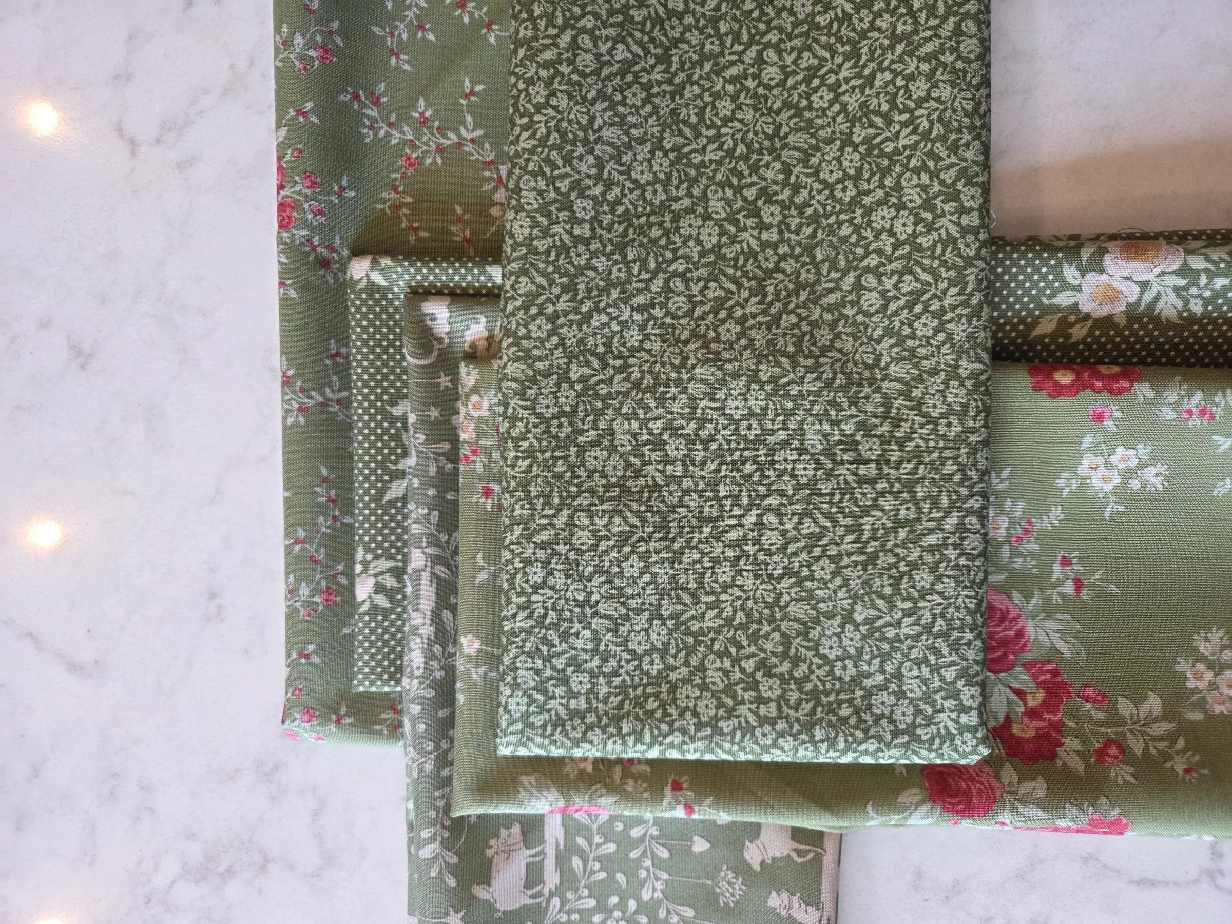 Merry Little Christmas : (5) Fat Quarter Bundle - Pine