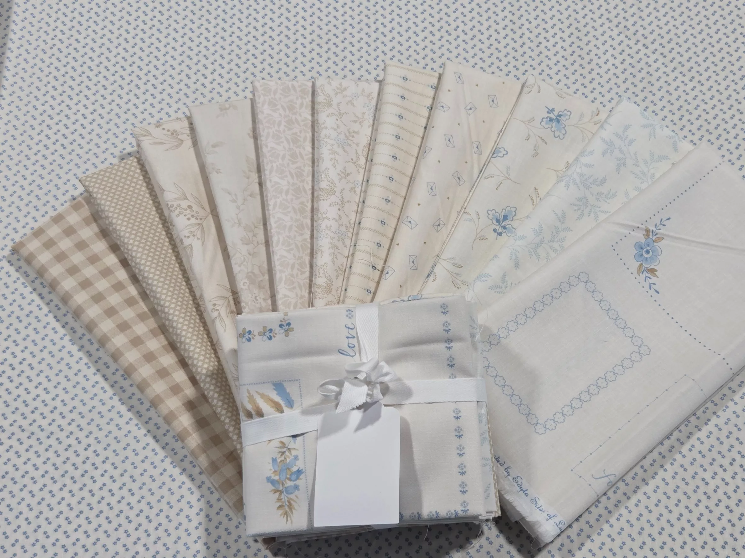 Special Delivery : (11) Fat Quarter Bundle Cream - Laundry Basket Quilts