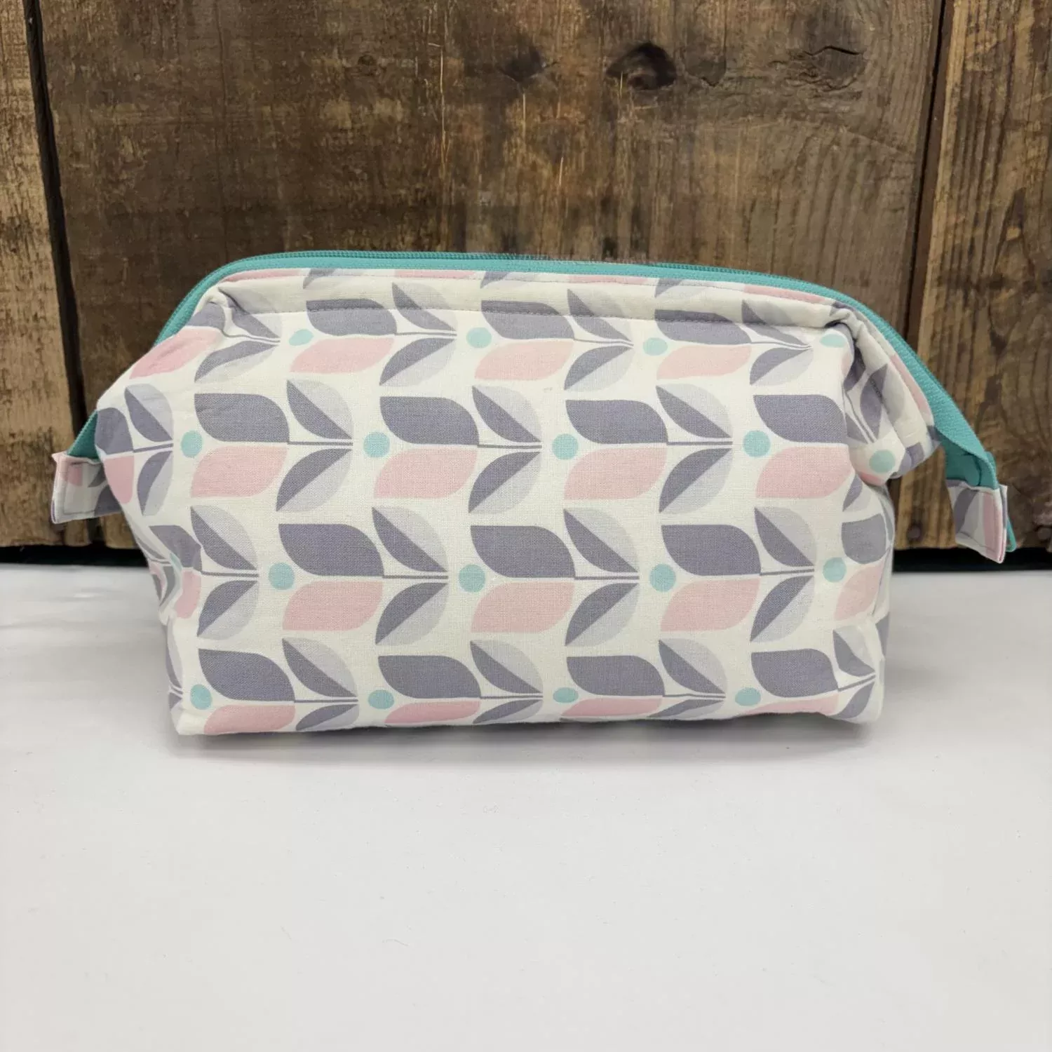 Tulip Retreat Bag - SAMPLE - FINISHED - 9" L x 6.5" H x 4" W